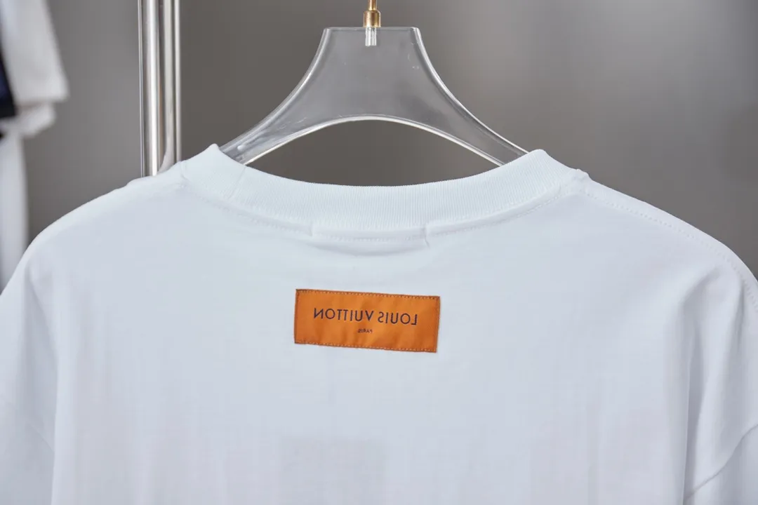 🅿️190 1V 25SS early spring new style Colorful digital LV lettering short sleeves Light luxury essential item for daily commuting for men and women Correct version Welcome to compare Detailed features · 320g 100% pure cotton double yarn jersey fabric · Special thickened 32 pieces of double-strand 1X1 thread in the same cylinder custom dyeing · Positioned color digital LV lettering printing · Double needle stitching and cross-stitching technology · Original main mark, washed tag, brand moisture-proof paper packaging Color: black/white Size: S/M/L/XL